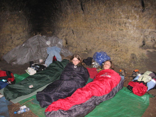 003_noc_v_jeskyni_kostelicek.JPG